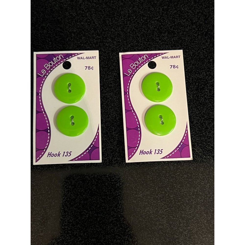 2 Le Bouton Cards of Buttons Bright Green Round Plastic Hook 135 New on Card
